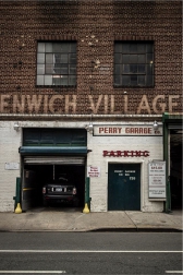 Foto fachada garage y edificio viejo, Soho New York City.